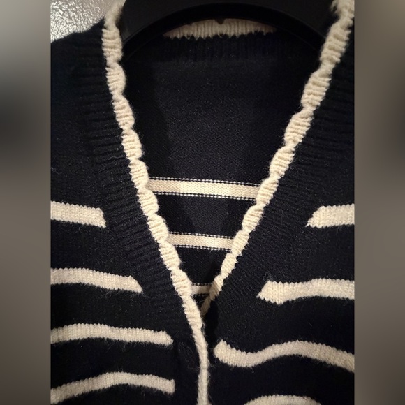 Black and White Striped Women's Sweater (Great condition) - Picture 4 of 9